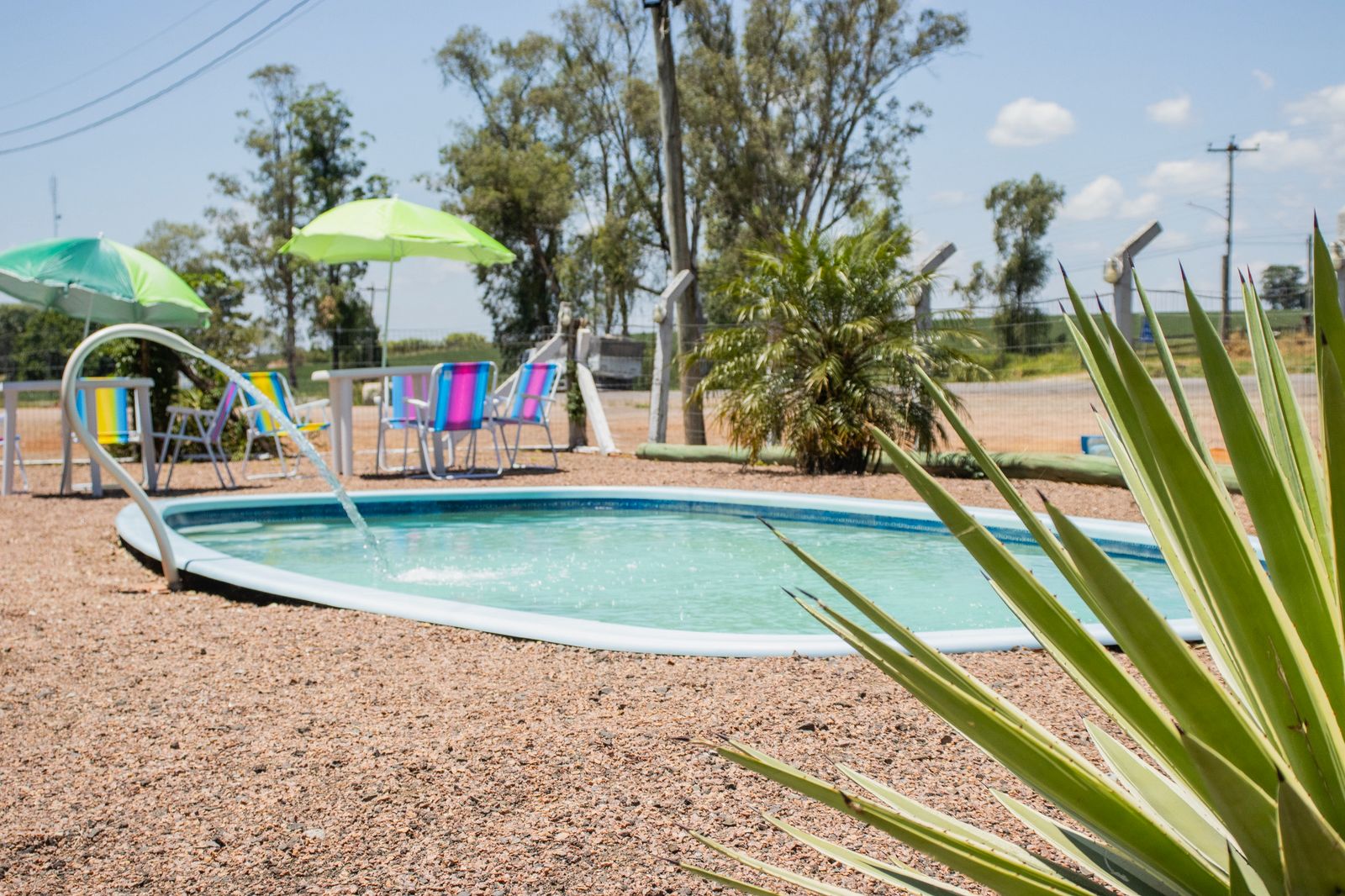 Piscina e área de descanso