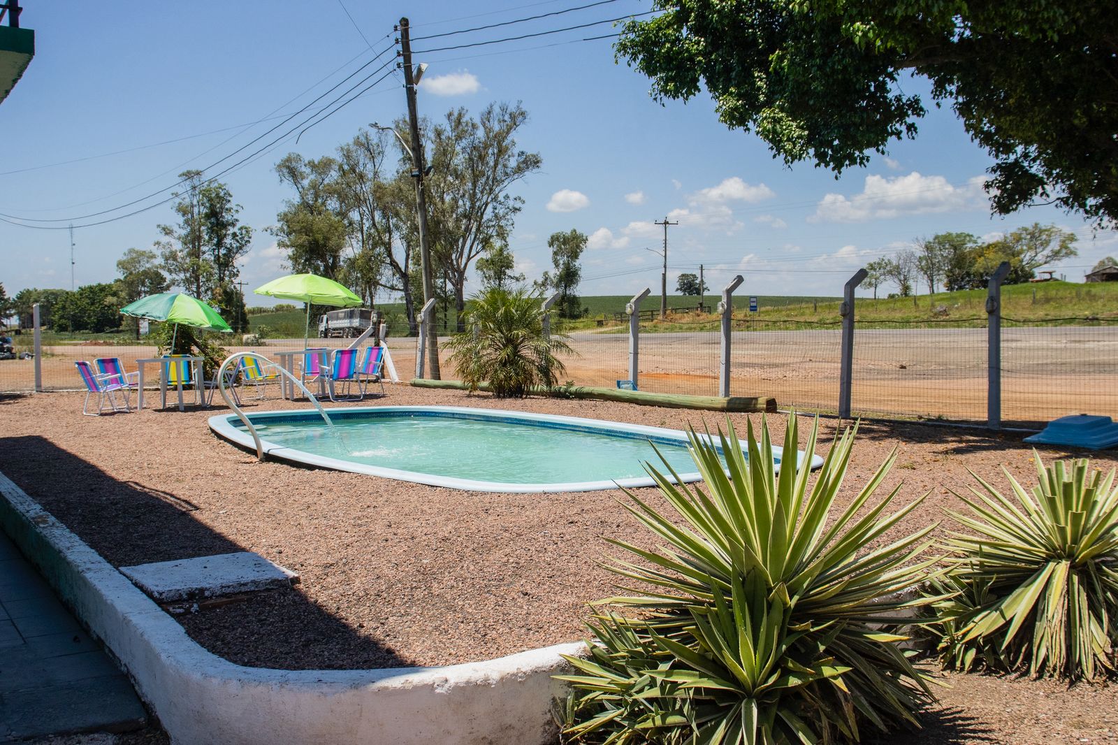 Piscina com cadeiras coloridas