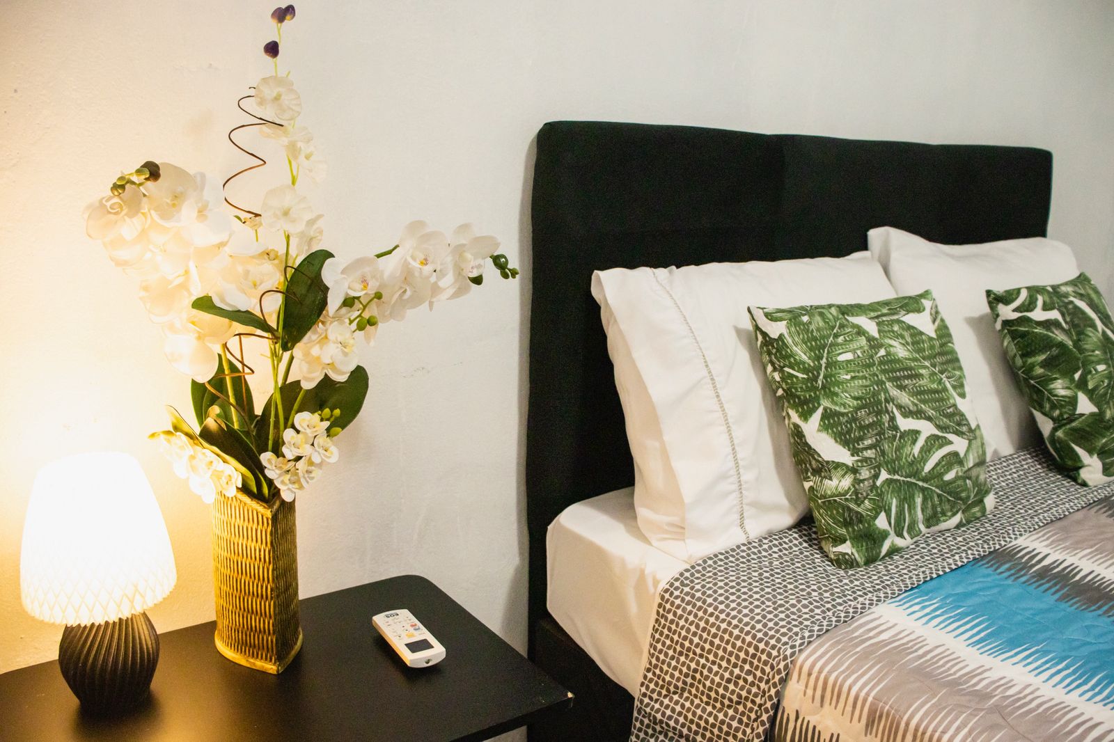 Quarto com cama de casal e decoração