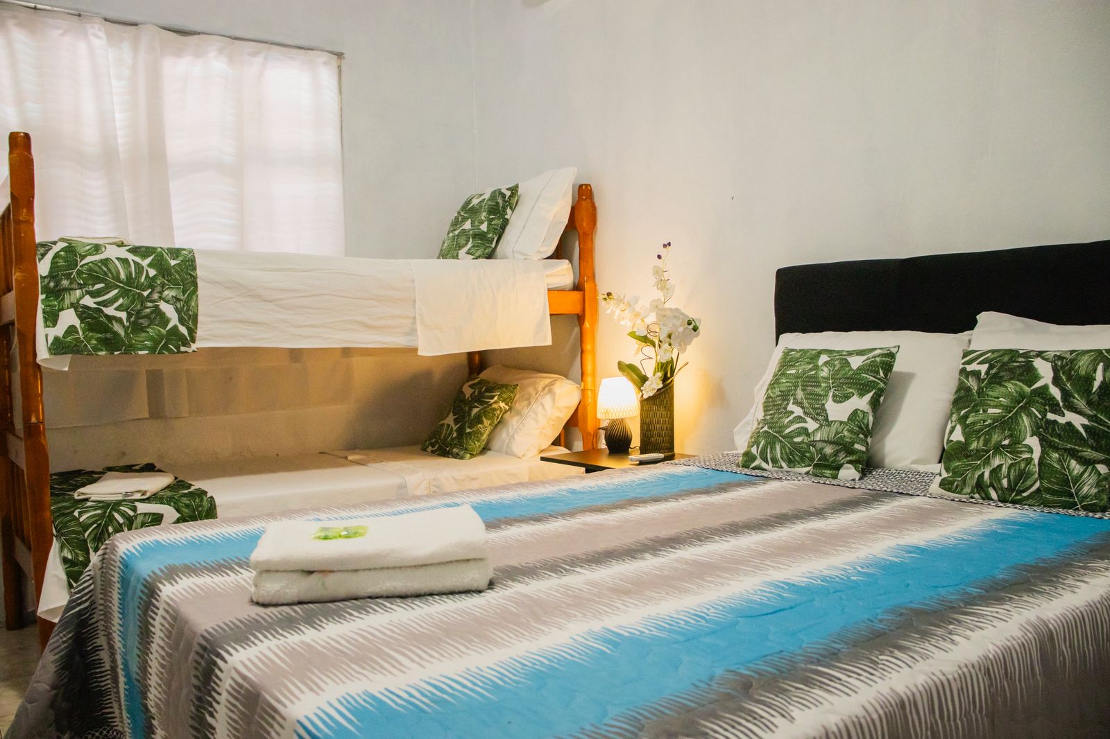 Quarto do hotel com cama de casal e ar-condicionado